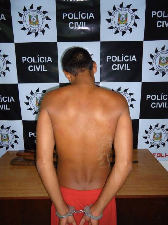Foram encontrados com o foragido duas espingardas, dois celulares e um tablet