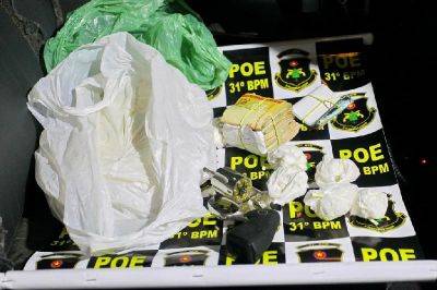 Foram presos em flagrante com 1,7 quilo de cocaína, 

cerca de R$ 8 mil e um revólver calibre 32 com a identificação raspada