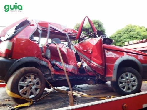 Fiat Uno ficou destruído