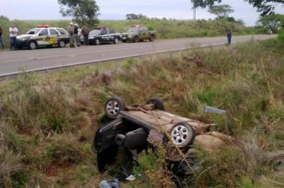 Condutor teria perdido o controle em 

uma curva e capotou