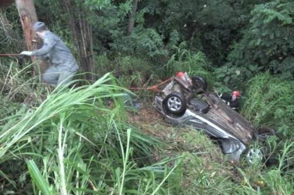Acidente aconteceu neste 

sábado e ainda deixou um homem gravemente ferido