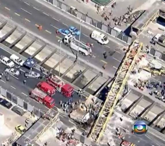 Caminhão tentou passar por debaixo da estrutura e acabou derrubando a ponte
