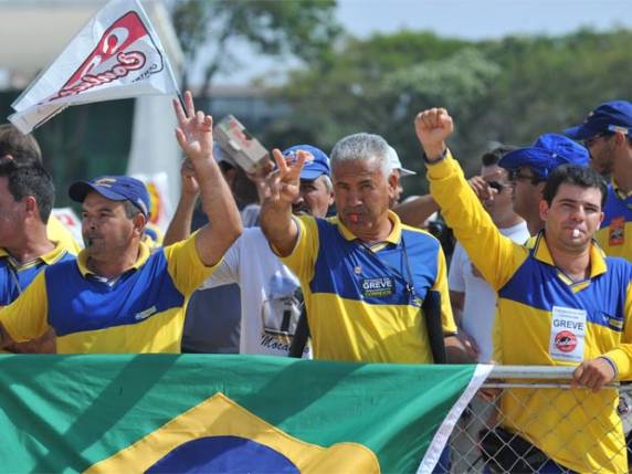 Eles pedem a manutenção dos benefícios do plano de saúde da categoria
