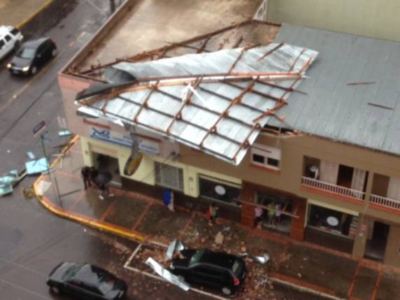 Temporal derrubou árvores, postes e destelhou casas em Novo 

Hamburgo