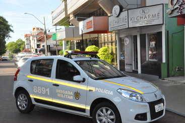 Um homem armado assaltou a relojoaria Ki Charme Ótica Jóias e 

Relógios no centro de Ijuí