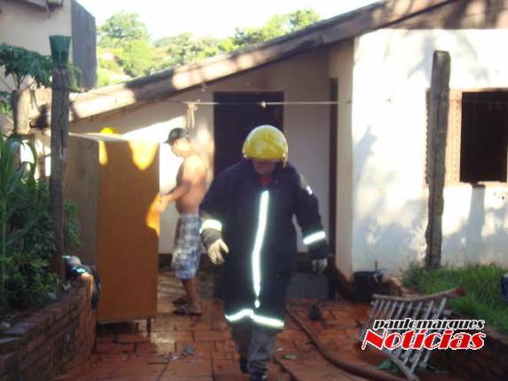 A casa teve danos na parte interior