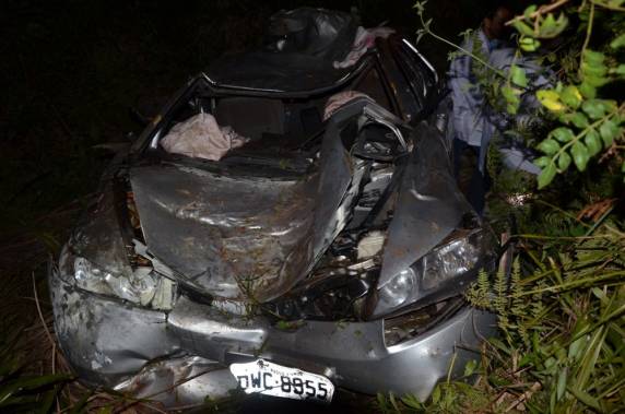 Outras três pessoas que estavam no veículo, com placas de Passo Fundo, 

ficaram feridas