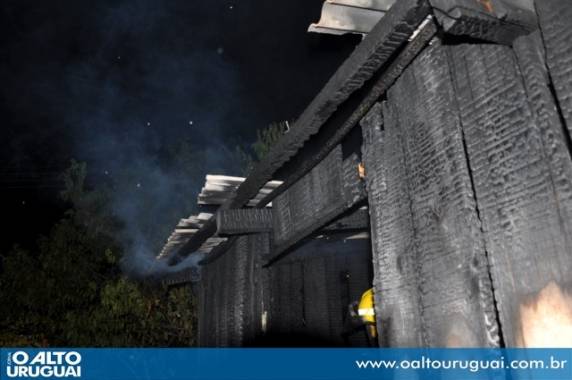 A casa foi consumida pelo fogo