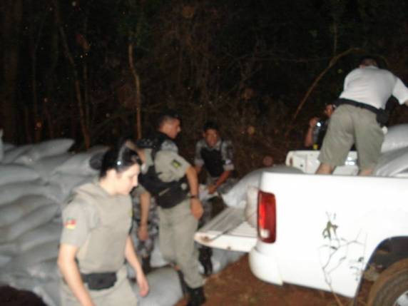 Dois homens fugiram em 

um barco