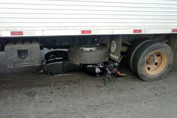 Segundo o Serviço de Atendimento Móvel de Urgências (Samu), a vítima, que era a passageira da motocicleta, expeliu o bebê com o impacto da colisão