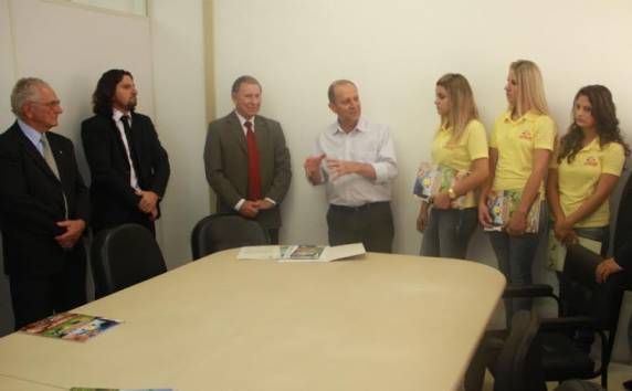 Presidente da feira, Kurt Grenzell, esteve acompanhado pelo prefeito Casali, ver. Lilico e as soberanas da feira