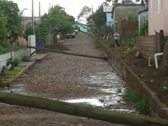 Rajadas de vento 

arrancaram postes de luz no município de Caiçara