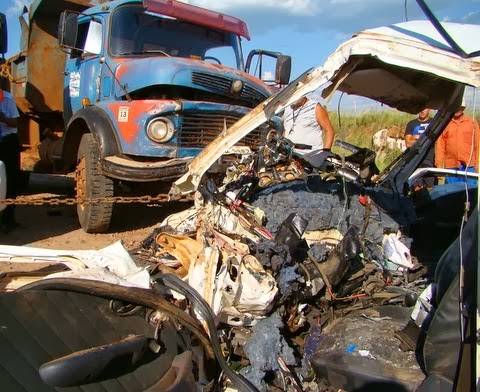 As vítimas morreram no local