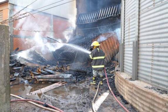 Bombeiros e voluntários 

trabalham há mais de 24 horas no local