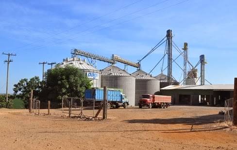 A ação durou pelo menos duas horas e após carregarem os produtos o bando fugiu do local