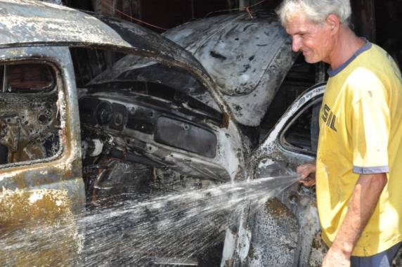O Corpo de Bombeiros 

foi acionado para conter o fogo, que segundo o proprietário da oficina Roberto Luiz Denardo começou quando ele estava soldando o veículo