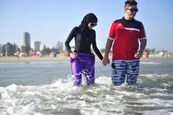 Só agora, aos 20 anos, Hanan curtiu as ondas baterem em seus pés, ao lado do 

marido Muhamad, que ela conheceu quando o jovem foi morar na Palestina para aprender árabe