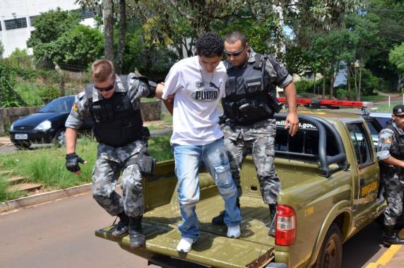 O preso andava pela rua com uma mochila a tira colo