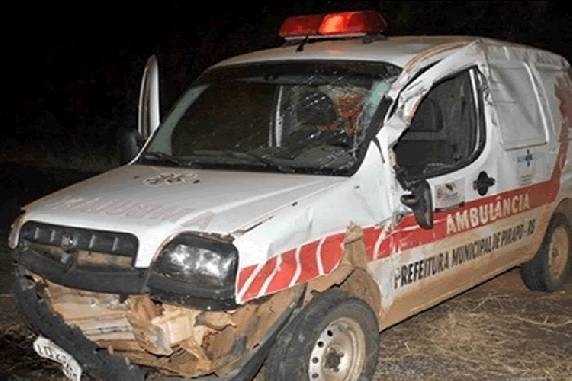Dois pacientes e dois acompanhantes estavam no veículo
