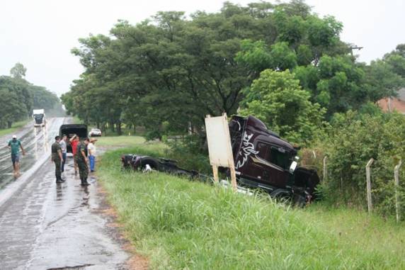 Uma carreta Scania, com placas de Cândido Godói aquaplanou e saiu da pista