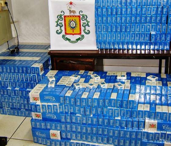 Duas pessoas foram presas e um menor foi apreendido nesta sexta-feira