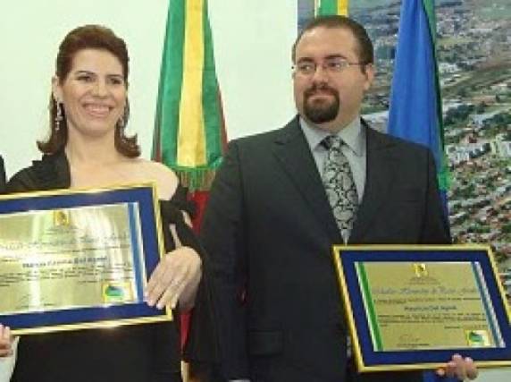 Em seu discurso, na data,  Maurício salientou que era uma satisfação muito grande estar presente na Câmara recebendo esta homenagem que é muito importante para aqueles que a 

recebem