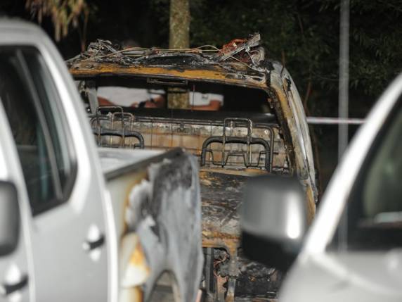 Três automóveis foram totalmente destruídos, diz capitão dos bombeiros