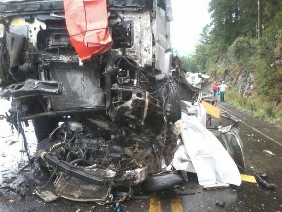 Colisão envolveu dois caminhões, carro e van próximo ao trevo de Monte Bérico. Trânsito está interrompido