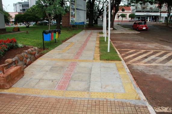 Modelo semelhante de calçada em frente ao Palácio Municipal deve ser adotado como padrão
