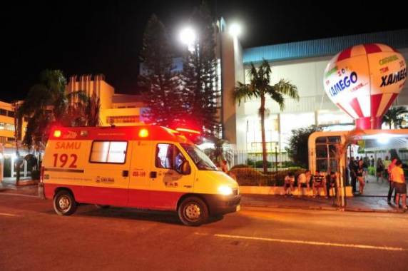 Foliões estavam em um salão onde havia música eletrônica no Clube Recreativo Dores