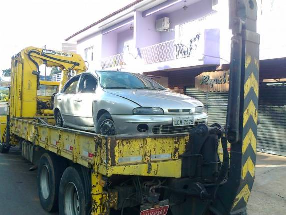 Depois de bater o veículo o ladão fugiu a pé