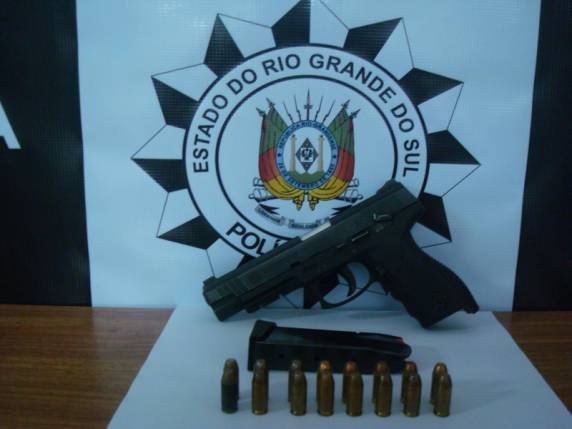 A arma foi localizada após denúncia anônima 
