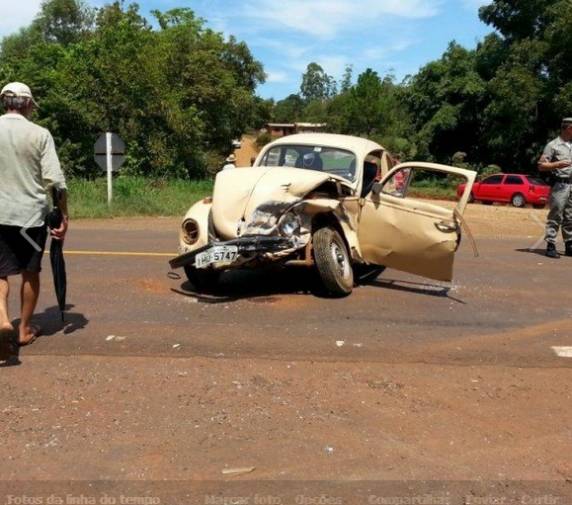 Dois 

automóveis colidiram na rodovia
