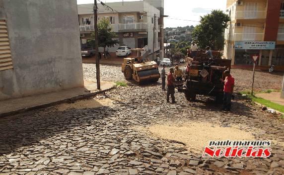 A rua é de grande circulação de veículos, principalmente nos finais de semana