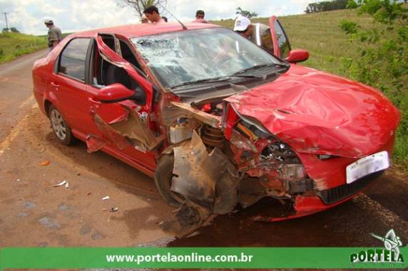 Os feridos estavam no automóvel, os ocupante do caminhão não se feriram