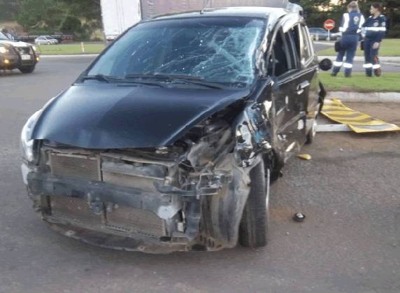 Automóvel tentava atravessar a pista