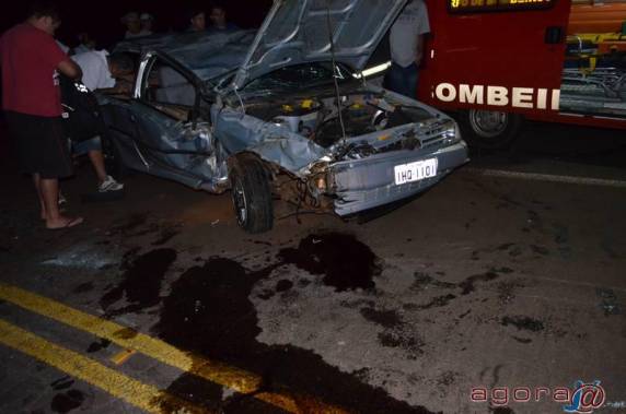 Automóvel teria abalroado o caminhão e em seguida capotado sobre a pista