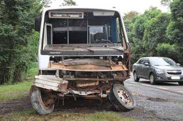 Acidente envolvendo um micro-ônibus causou congestionamento de 3 a 4 

quilômetros em cada via da BR-285