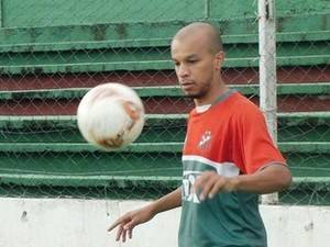 Willian Mendonça, do Riograndense, flagrou assalto no centro de cidade. Lateral imobilizou suspeito até a chegada da polícia, mas acabou mordido