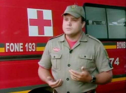 O bombeiro se emociona ao falar da ação
