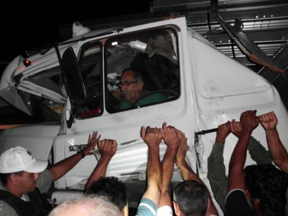 Acidente envolvendo veículo e ônibus deixa 11 

feridos, segundo bombeiros