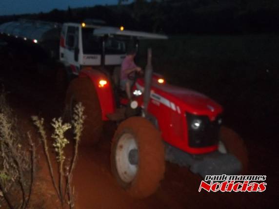 Tratores são usados para remover caminhão tanque do atoleiro