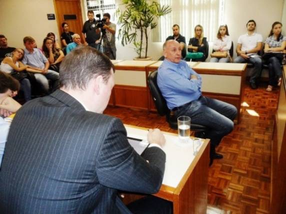 O juiz 

também recebeu da defesa, ao final da audiência, novo pedido de liberdade provisória do réu e deverá analisar ainda durante esta sexta-feira