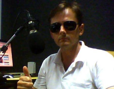 Um homem com uma faca não mão invadiu o estúdio da rádio 104 de Giruá 