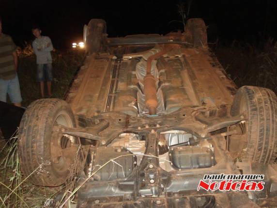 O veículo capotou fora da pista sobre a cerca de uma 

propriedade rural