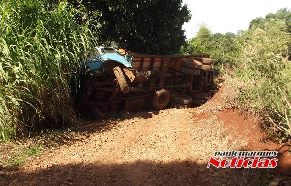 Uma 

ponta de eixo do caminhão quebrou com a trepidação nas pedras depois de derrapar