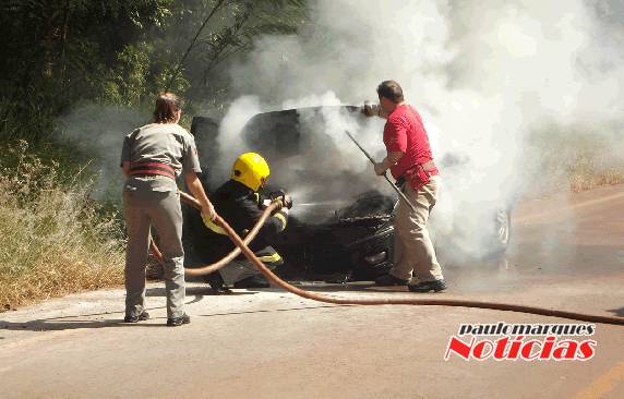 O carro pegou fogo próximo da SETREM