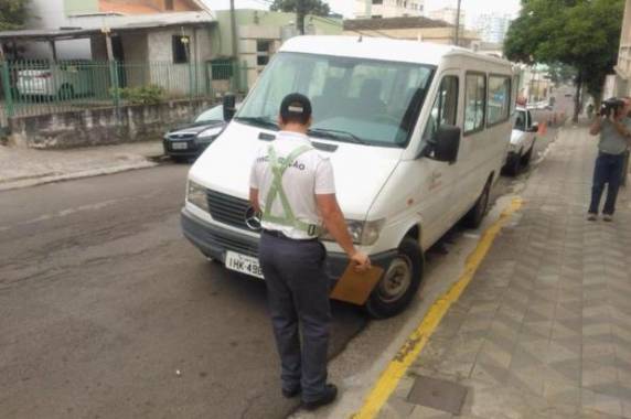 Sprinter da Secretaria de 

Mobilidade Urbana foi guinchada pela GMT porque a documentação não estava em dia