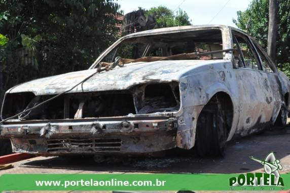 Um veículo pegou fogo no interior de 

Redentora nesta segunda-feira (07)
