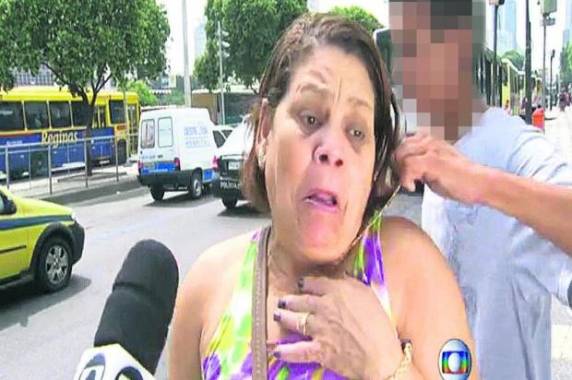 Equipe da TV Globo registrou o momento em que adolescente tenta arrancar o colar do pescoço da vítima